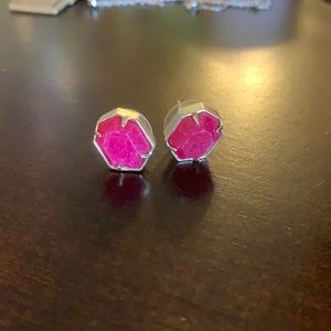 Maroon/magenta Kendra Scott studs!